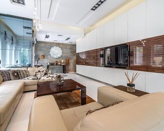 Luxury Villa in The Springs with Private Garden - Dubai