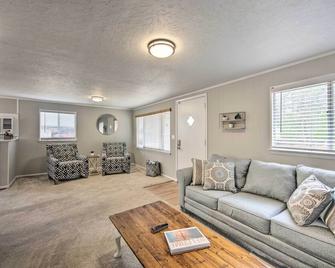 Pet-Friendly Jefferson Retreat Less Than 1 Mi to Lake! - Jefferson - Living room