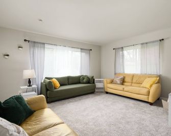 Side B • Private Entry • Sleeps 6 • Kayaks • Firepit • River Access - Muncie - Obývací pokoj