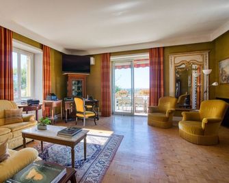 Magnificent Villa on 50 ha overlooking the medieval town of Domme - Domme - Wohnzimmer