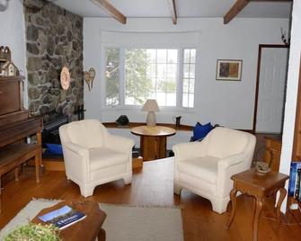 Waterfront Chalet available for Seasonal Rental - 4 month minimum (571592) - Esterel - Living room