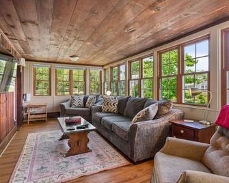 39 Jefferson Shores Bourne - Vacation Bliss on Buttermilk Bay - Buzzards Bay - Living room