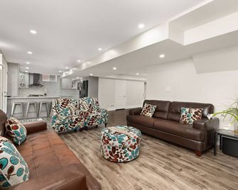 Walk-out Basement Apartment with Private Entrance - Brampton - Living room