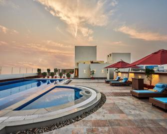 Hilton Garden Inn Lucknow - Lucknow - Piscina