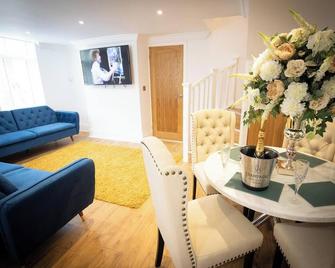 Ridley House apartments - Yarm - Living room
