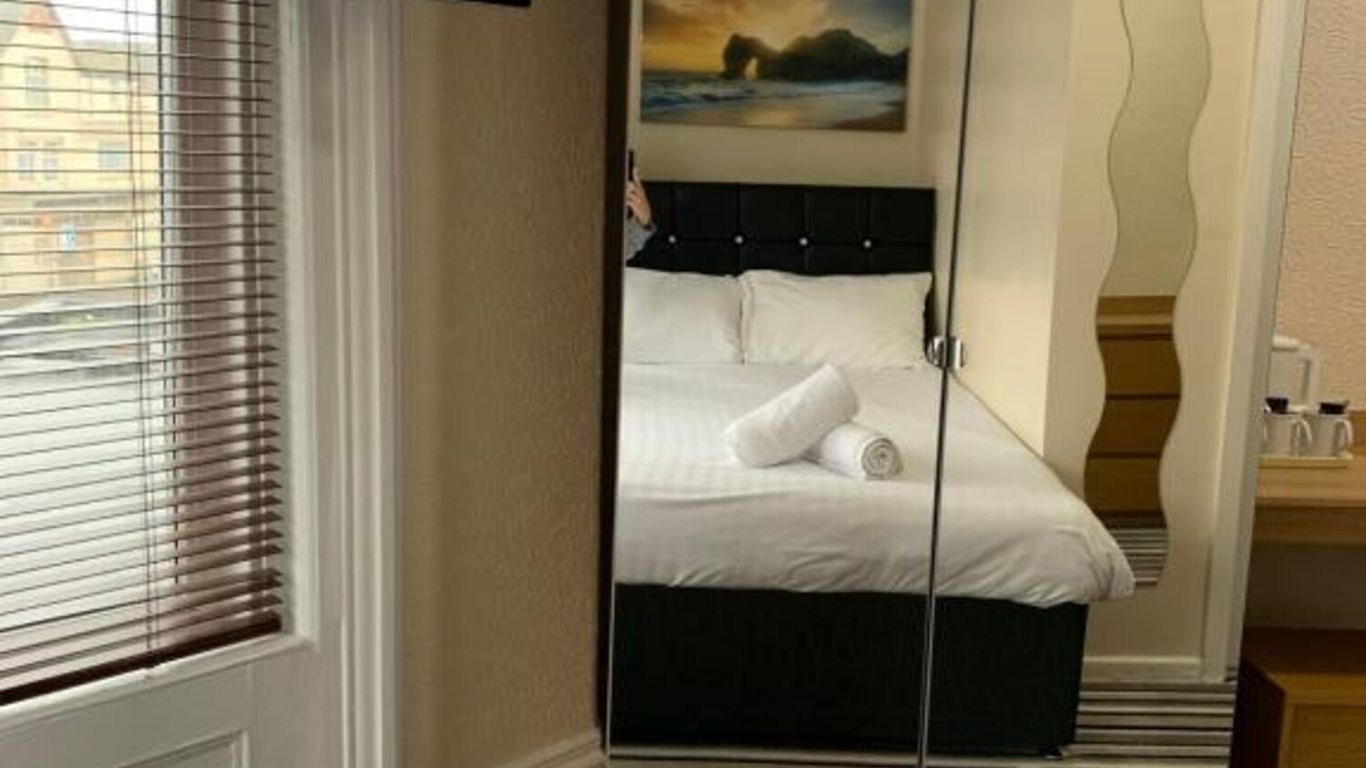 OYO Wave Crest Hotel