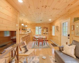 Cozy Acadia Area Cabin, Walk to Beach and Lighthouse - Prospect Harbor - Sala de estar