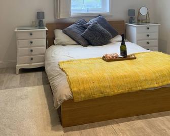 Romantic hideaway, seconds away from Perran beach - Perranporth - Bedroom