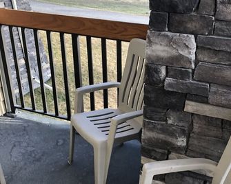 Beautifully appointed 4 bedroom condo in Radium, BC - Radium Hot Springs - Balcón
