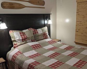 Vintage Cottage Near Lake Edinboro - Edinboro - Bedroom