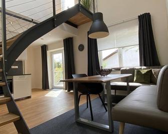 Maisonette apartment incl. use of wellness garden - Bauernhaus Loth - exclusive - Losheim am See - Wohnzimmer