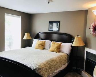 Room 2 King Guestroom - Corning - Bedroom