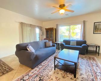 Peaceful Desert Home, close to State Farm Stadium - El Mirage - Living room