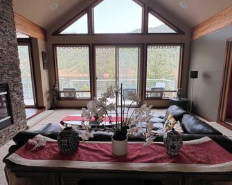 Malahat unique waterfront three bedrooms villa - Malahat - Eetruimte