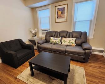 A Simple Stay-Comfortable 3bdrm, Central Location - Atlantic City - Living room