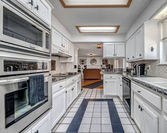 30 min to OU! Spacious 5 bedroom home with Private Pool and Hot Tub - Midwest City - Keuken