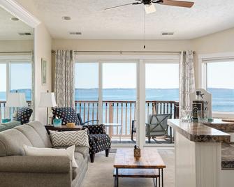 Surreal Views #328 Beach Pool Ac Hot Tub - Traverse City - Living room