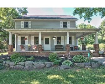 Tranquil, serene farmhouse, hot tub, game room, outdoor pizza oven waterfront - Stroudsburg - Budynek