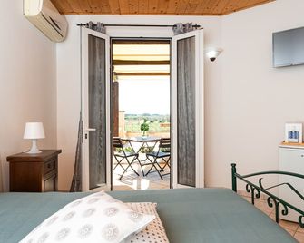 Room 'Angeli Nel Salento - Room 6' with Private Terrace, Wi-Fi and Air Conditioning - Cocumola