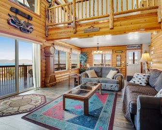 Dog-friendly cabin with lake view & wraparound deck - near golf & Bear Lake - Garden City - Sala de estar