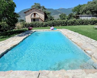 Elegant Farmhouse Retreat in Poreta, Italy - Campello Sul Clitunno - Zwembad