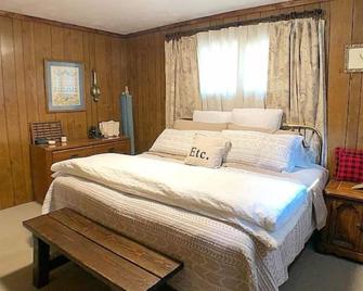 Dog-Friendly Cabin on Private, No-Motor Nature Lake - Shawano - Slaapkamer