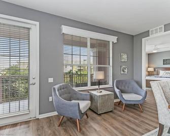 Casa Maria Luxurious 3 Bedroom Condo by RedAwning - Williamsburg - Living room