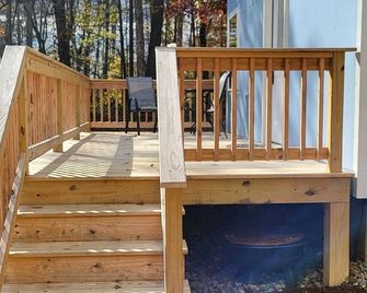 Charming tiny house in Rogersville. Come relax in this quiet country setting - Rogersville - Balcón