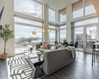 Sophari Downtown: Bellevue Apartments - Bellevue - Living room
