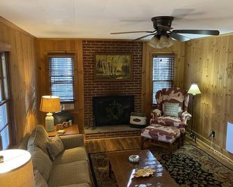 A Retreat Is Waiting. - Roaring Gap - Sala de estar