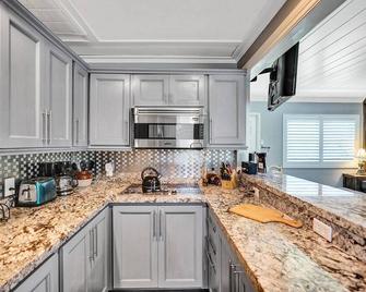 Atlantic Ave Delray Bch & Dwtn. 1 Block to Ocean Booking for 2026 Free Park,Pool - Delray Beach - Kitchen