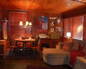 Rustic 1926 Lodge Style Cabin Near Lake + Spa + 3 Bonus Rooms + Sleds Included - Lake Arrowhead - Living room