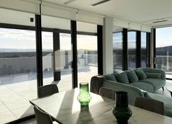 Stunning penthouse with lake views - Belconnen - Restaurant