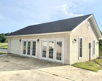 Lake Life Bungalow w/ pool & 3 Kayaks in Baymeadows Estates - Great Fishing! - Douglas - Gebouw