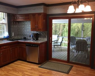 Beautiful Family Home Along Fish-friendly Manada Creek - Hummelstown - Kitchen