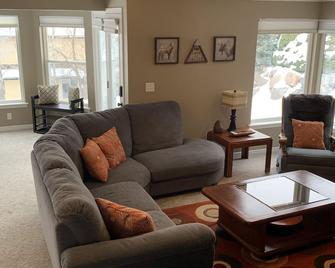 Private Relaxing Mountain Retreat - North Salt Lake - Living room