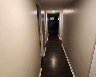 Intercostal channel house with boat dock and ping-pong table - South Daytona - Hallway