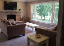 Beach Garden Bungalow - Poynette - Living room