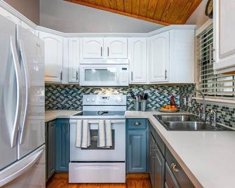 Riverfront Deck Views Perfect For Families - New Braunfels - Kitchen
