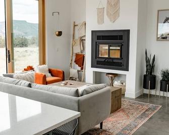 Escape to Astoa Etxea - Relax, Play, Work in Southern Utah - New Harmony - Sala de estar