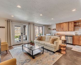 City and Mountain Views from a Private Hot Tub! - Cottonwood Heights - Sala de estar