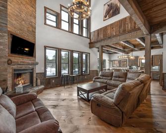 River bank lodge just minutes to Lake George with heated salt water pool - Warrensburg - Sala de estar