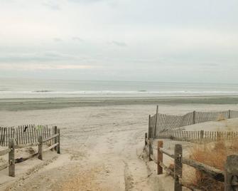 September dates 4Bd 3Bath, two-level condo Sleeps 14 dog friendly - North Wildwood - Beach