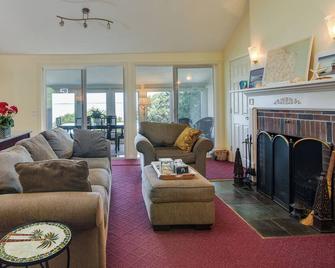Bayfront Plymouth Gem with Sunroom, Steps to Shore! - Plymouth - Living room