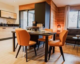 Luxurious Lodge with Private Spa, Pool, Gym, and Golf Access - Le Chambon-sur-Lignon - Salle à manger