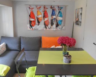 CAN 87: 2-star rating, nice decor, 2 steps from the port, free parking. - Cancale - Living room