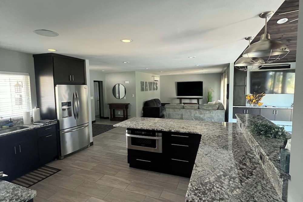 5 minute walk to Kinnick Stadium! Perfect GAMEDAY stay! Spacious 4-bedroom house