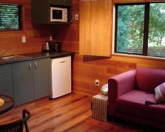 Shaftesbury Glade Cottage - Te Aroha - Kitchen