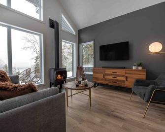 The Nordik Emma 157 Hidden bliss, great river view, jacuzzi - Les Éboulements - Living room