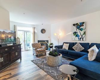 Serene family-friendly townhome in cool Montgomery Village near to Washington DC - Montgomery Village - Living room